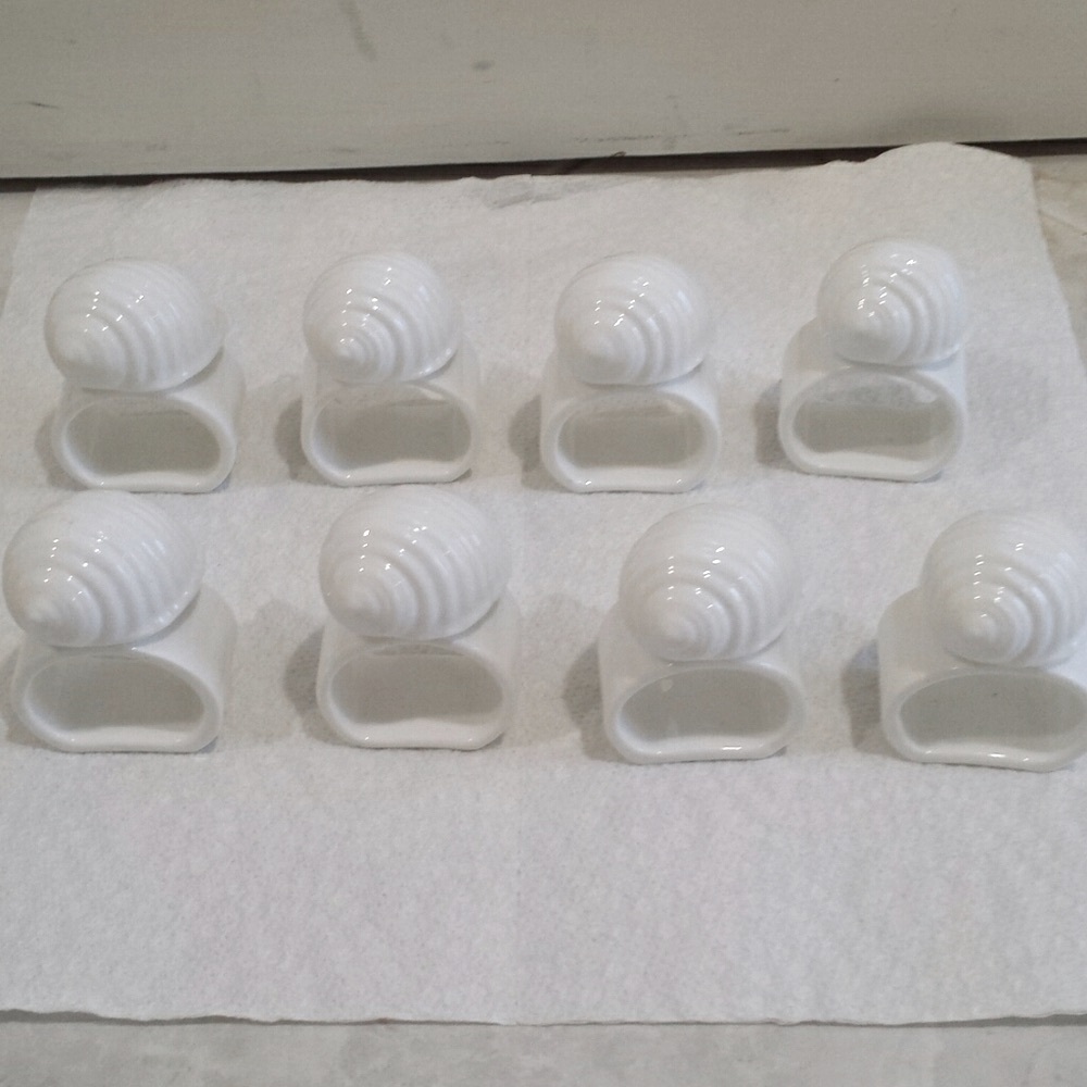 Set of 8 ceramic shell napkin ring holders